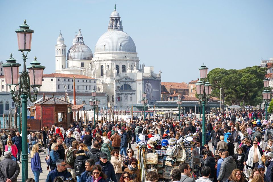 นักท่องเที่ยวจำนวนมากในเวนิสในช่วงฤดูท่องเที่ยว