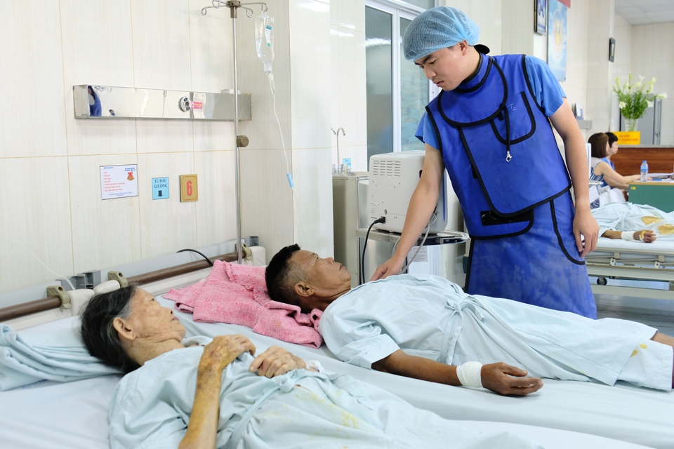 Điều trị cho bệnh nhân tại Bệnh viện Tim Hà Nội. Ảnh: Phạm Hùng