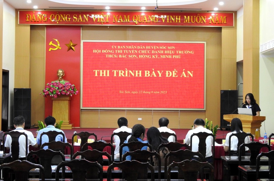 Quang cảnh kỳ thi tuyển chức danh hiệu trưởng trường THCS tại huyện S&oacute;c Sơn.
