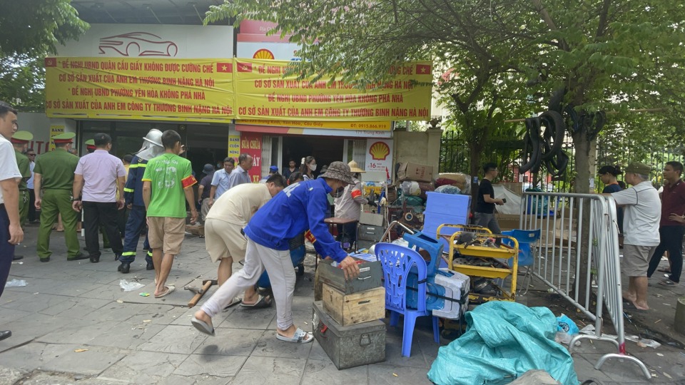 Lực lượng chức năng di chuyển t&agrave;i sản của c&aacute;c hộ d&acirc;n ra khỏi khu vực cưỡng chế.