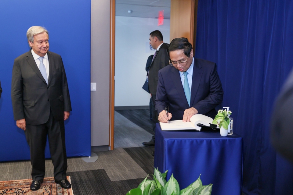 Thủ tướng Phạm Minh Ch&iacute;nh ghi sổ lưu b&uacute;t tại Trụ sở Li&ecirc;n Hợp Quốc - Ảnh: VGP/Nhật Bắc &nbsp;