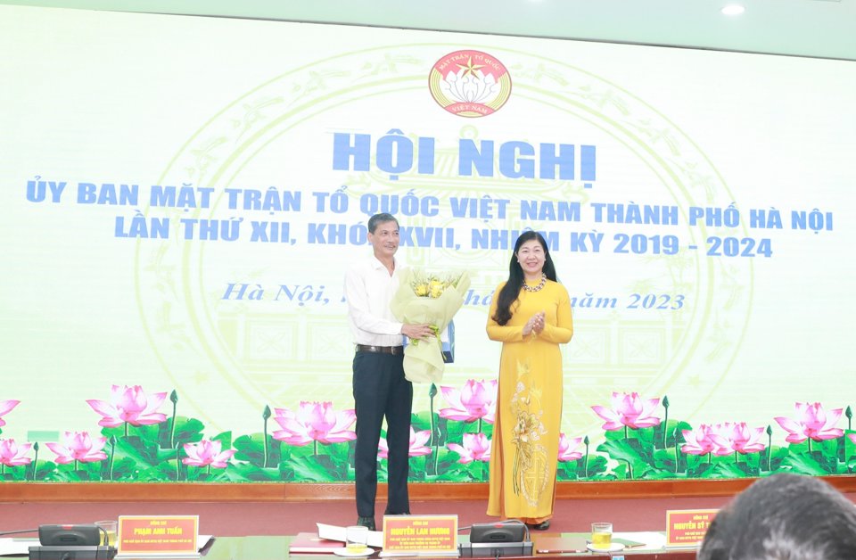 Chủ tịch Ủy ban Mặt trận Tổ quốc Việt Nam TP H&agrave; Nội Nguyễn Lan Hương tr&acirc;n trọng trao qu&agrave; tri &acirc;n cảm ơn những đ&oacute;ng g&oacute;p quan trọng của Nguy&ecirc;n Ph&oacute; Chủ tịch Thường trực Ủy ban Mặt trận Tổ quốc Việt Nam TP Nguyễn Anh Tuấn