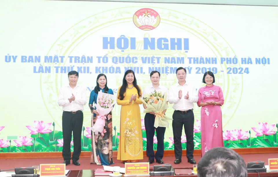 L&atilde;nh đạo Ủy ban Mặt trận Tổ quốc Việt Nam TP H&agrave; Nội tặng hoa ch&uacute;c mừng&nbsp;t&acirc;n Ph&oacute; Chủ tịch Ủy ban Mặt trận Tổ quốc Việt Nam TP Đặng Thị Phương Hoa v&agrave; t&acirc;n Ủy vi&ecirc;n Ban Thường trực Ủy ban Mặt trận Tổ quốc Việt Nam TP Trương Văn Nhung