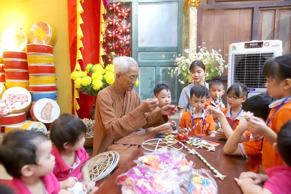 Nghệ nhân làm đồ chơi Trung thu tại Hoàng thành Thăng Long. Ảnh: Lại Tấn
