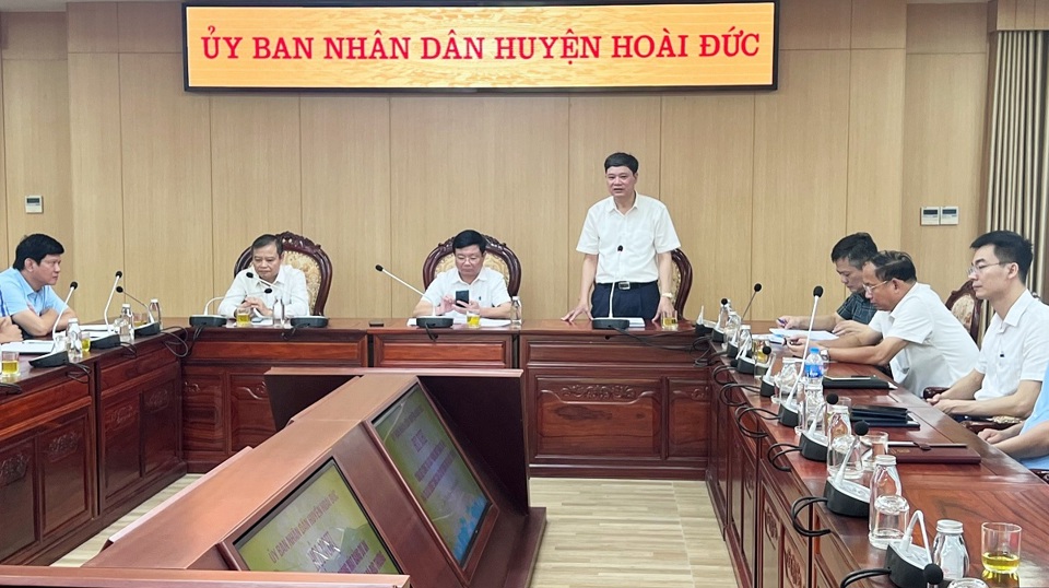 Ph&oacute; Chủ tịch UBND huyện Ho&agrave;i Đức Nguyễn Anh ph&aacute;t biểu tại hội nghị