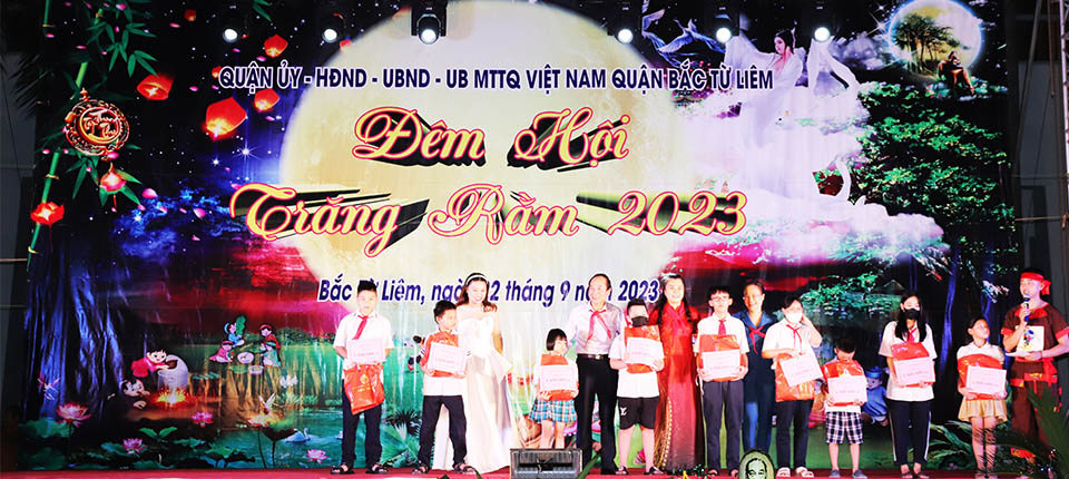 Tặng qu&agrave; tới c&aacute;c em tham dự chương tr&igrave;nh.