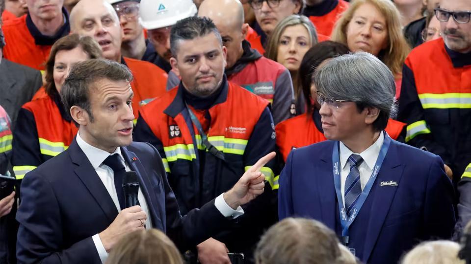 Tổng thống Ph&aacute;p Emmanuel Macron v&agrave; Gi&aacute;m đốc điều h&agrave;nh ProLogium Vincent Yang đến thăm nh&agrave; m&aacute;y Aluminium Dunkerque tại Ph&aacute;p. Nguồn: Nikkei Asia