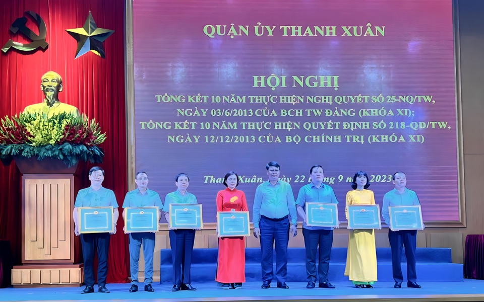 Ph&oacute; B&iacute; thư Thường trực Quận ủy, Chủ tịch HĐND quận Thanh Xu&acirc;n Nguyễn Minh Tiến trao Giấy khen cho c&aacute;c tập thể, c&aacute; nh&acirc;n