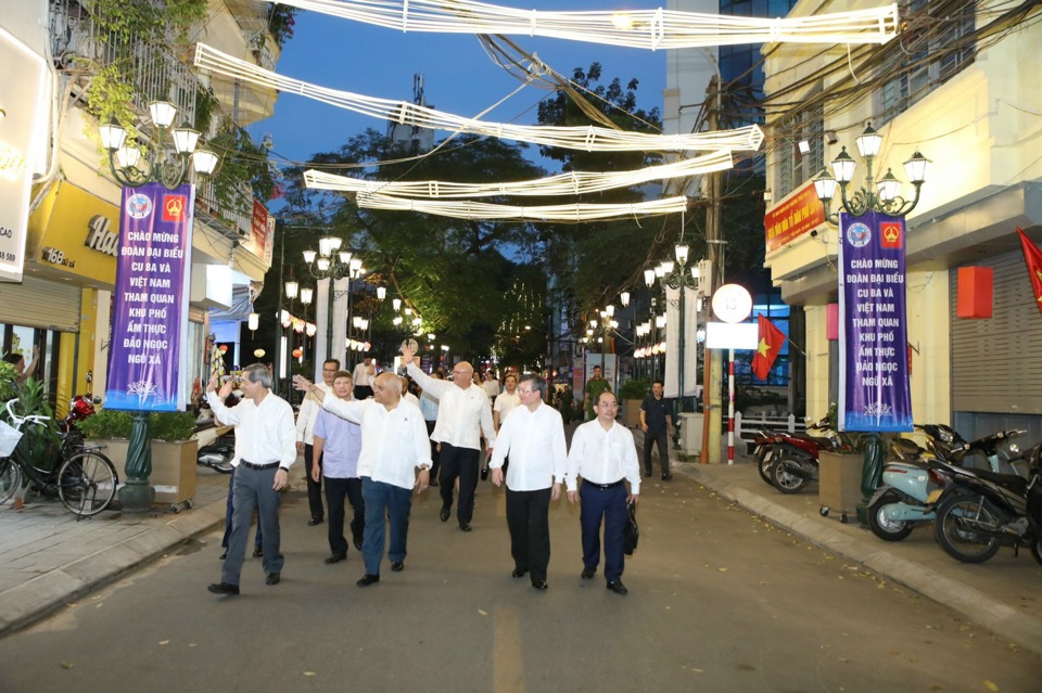 Các đại biểu tham quan phố đi bộ Ngũ Xã - một trong những tuyến phố ẩm thực đêm nổi tiếng của Hà Nội. 