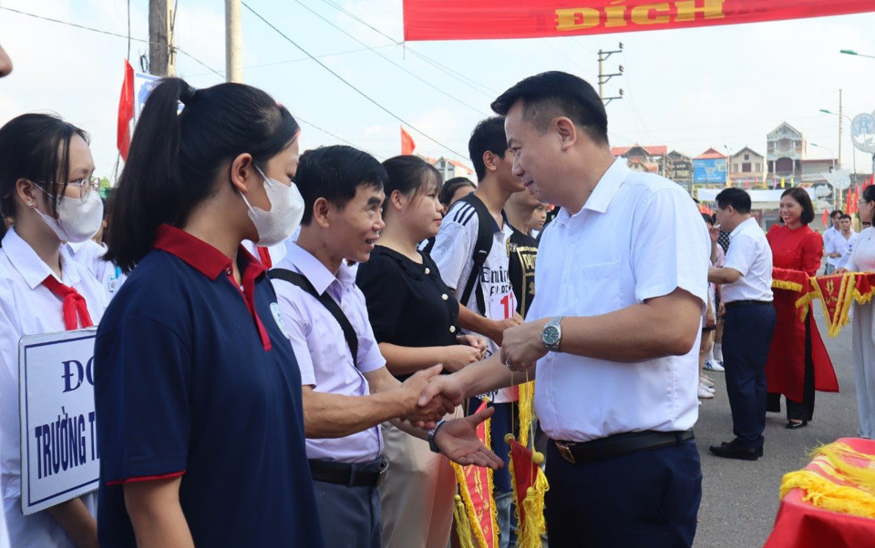 Chủ tịch UBND huyện Ph&uacute;c Thọ Nguyễn Đ&igrave;nh Sơn tặng cờ lưu niệm cho c&aacute;c đo&agrave;n vận động vi&ecirc;n tham gia Giải việt d&atilde; năm 2023.