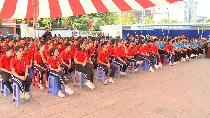 Hơn 250 học sinh được tham gia buổi tuy&ecirc;n truyền về ph&ograve;ng ngừa bạo lực học đường.