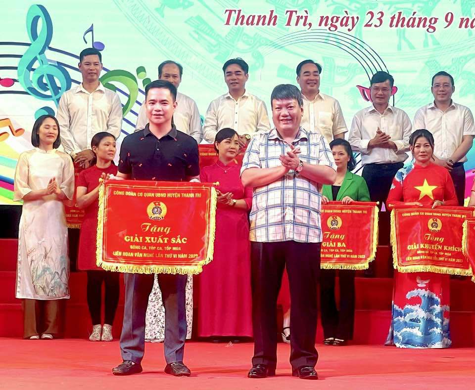 Chủ tịch UBND huyện Thanh Tr&igrave; Nguyễn Tiến Cường trao giải Xuất sắc cho c&aacute;c đơn vị v&agrave; c&aacute; nh&acirc;n đạt giải.