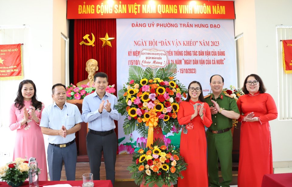 Ph&oacute; B&iacute; thư Quận ủy, Chủ tịch UBND quận Ho&agrave;n Kiếm Phạm Tuấn Long ch&uacute;c mừng th&agrave;nh c&ocirc;ng&nbsp;Ng&agrave;y hội "D&acirc;n vận kh&eacute;o năm 2023" tại phường Trần Hưng Đạo