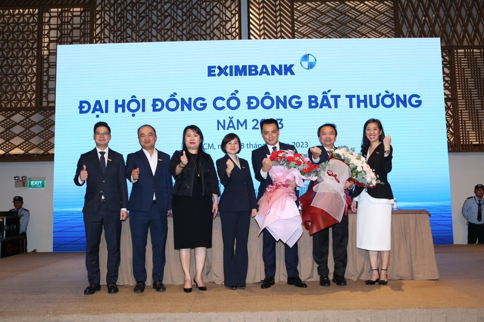 Hội đồng quản trị Eximbank trao hoa ch&uacute;c mừng &ocirc;ng Trần Tấn Lộc (thứ 2 từ b&ecirc;n phải qua) v&agrave; &ocirc;ng Nguyễn Cảnh Anh (thứ 3 từ b&ecirc;n phải qua). Ảnh: Vietnam+ &nbsp;