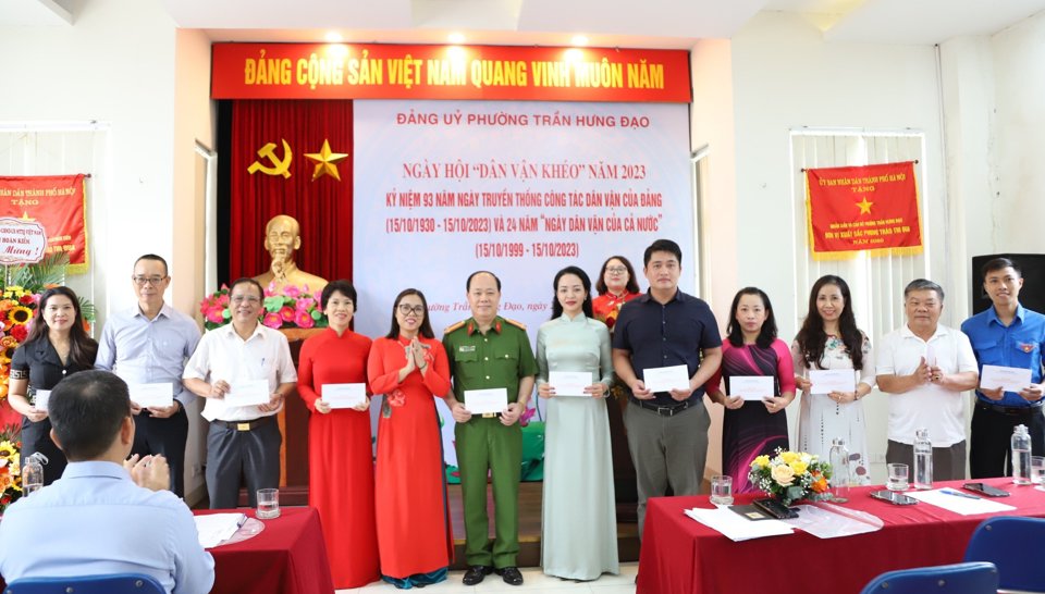 Khen thưởng c&aacute;c tập thể, c&aacute; nh&acirc;n c&oacute; th&agrave;nh t&iacute;ch trong phong tr&agrave;o ''D&acirc;n vận kh&eacute;o'' năm 2023 phường Trần Hưng Đạo