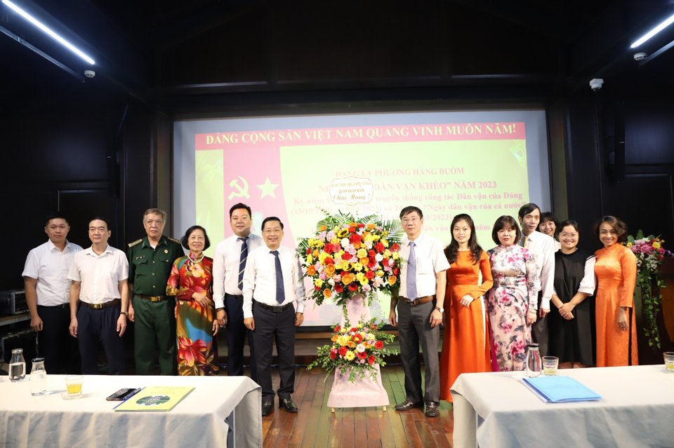 Chủ nhiệm Ủy ban Kiểm tra Quận ủy Ph&iacute; Ho&agrave;ng Sơn&nbsp;ch&uacute;c mừng th&agrave;nh c&ocirc;ng&nbsp;Ng&agrave;y hội "D&acirc;n vận kh&eacute;o năm 2023" tại phường H&agrave;ng Buồm