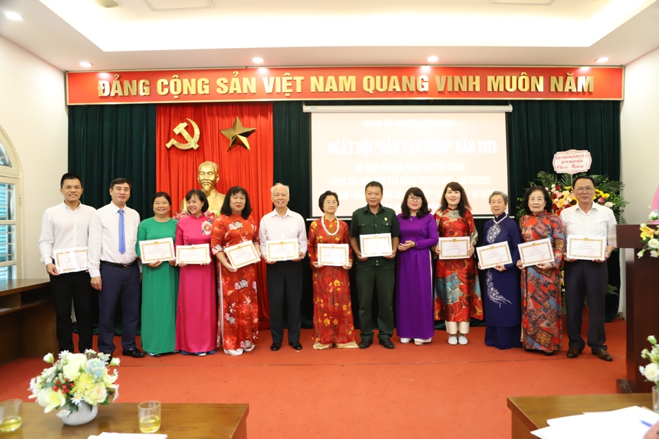 Khen thưởng c&aacute;c tập thể, c&aacute; nh&acirc;n c&oacute; th&agrave;nh t&iacute;ch trong phong tr&agrave;o ''D&acirc;n vận kh&eacute;o'' năm 2023 phường H&agrave;ng B&agrave;i