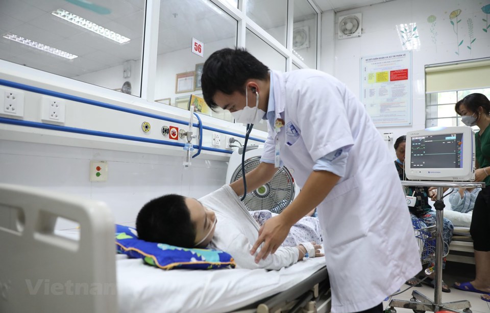 Thăm khám cho bệnh nhân mắc sốt xuất huyếttại Bệnh viện Đa khoa Xanh Pôn. Ảnh: Trần Anh