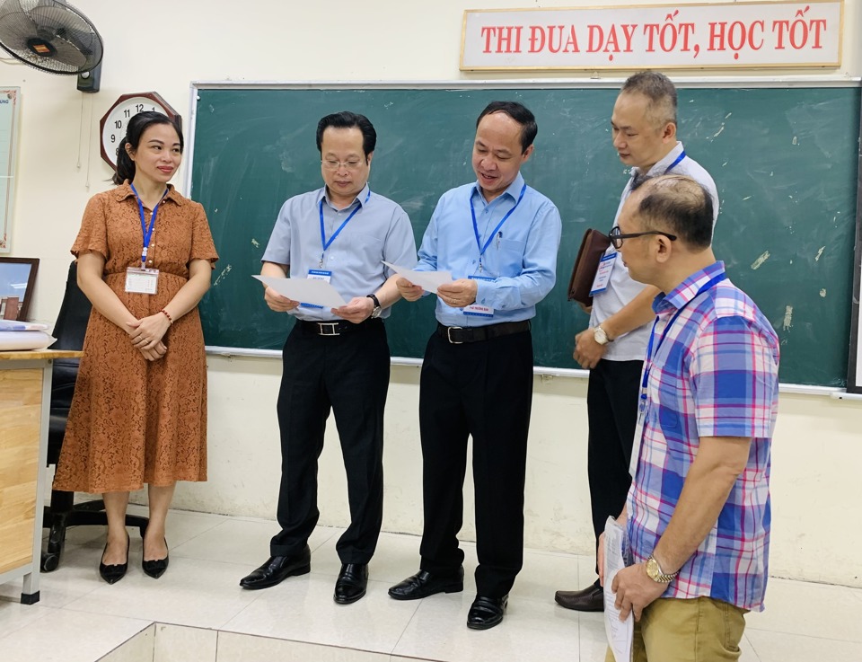 Giám đốc Sở GD&ĐT Trần Thế Cương, Phó Giám đốc Sở GD&ĐT Nguyễn Quang Tuấn cùng các thành viên kiểm tra công tác tổ chức kỳ thi (Ảnh: Nam Du)