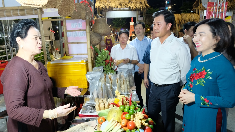 Giám đốc Sở NN&PTNT Hà Nội Nguyễn Xuân Đại và các đại biểu tham quan gian trưng bày sản phẩm OCOP trên phố đi bộ Trịnh Công Sơn. Ảnh: Lâm Nguyễn