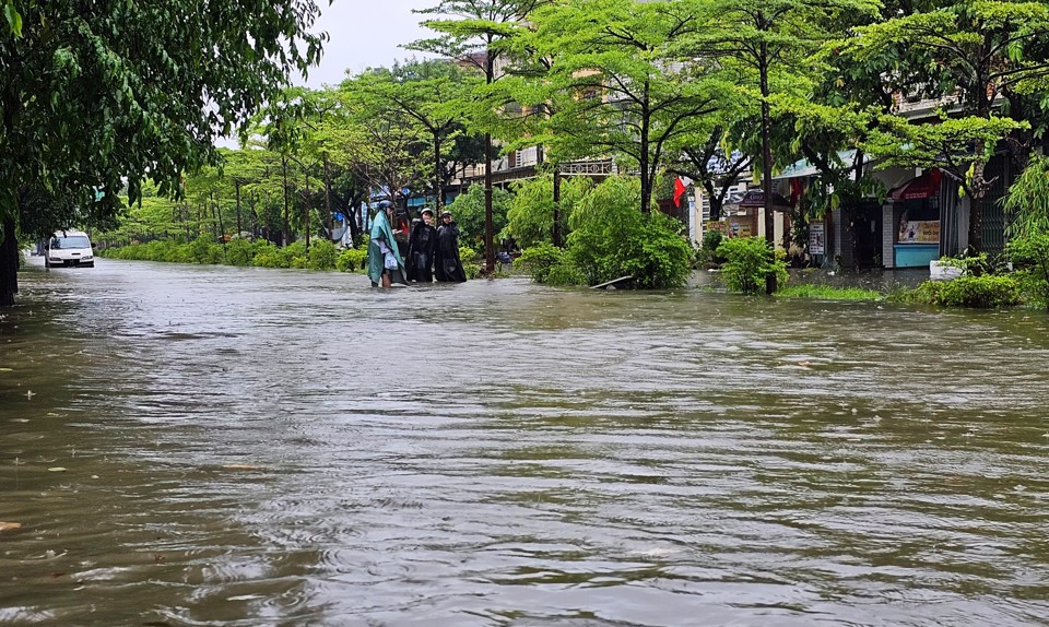 Theo cơ quan chức năng, trong 6 giờ tới, tại khu vực tỉnh Thừa Thi&ecirc;n Huế vẫn tiếp tục c&oacute; mưa, mưa vừa, c&oacute; nơi mưa to, nguy cơ cao xảy ra lũ qu&eacute;t tr&ecirc;n c&aacute;c s&ocirc;ng, suối nhỏ, sạt lở đất tr&ecirc;n sườn dốc, đặc biệt c&aacute;c huyện: Phong Điền, Quảng Điền, A Lưới, Ph&uacute; Lộc, Nam Đ&ocirc;ng.