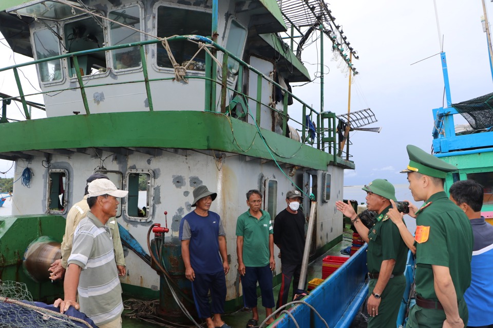 Lực lượng bộ đội bi&ecirc;n ph&ograve;ng kiểm tra, hướng dẫn ngư d&acirc;n neo đậu an to&agrave;n.