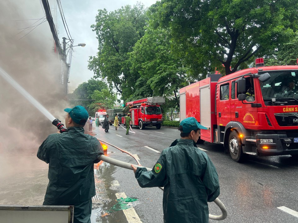 Diễn tập t&igrave;nh huống chữa ch&aacute;y tại quận Đống Đa. Ảnh: Trần Long