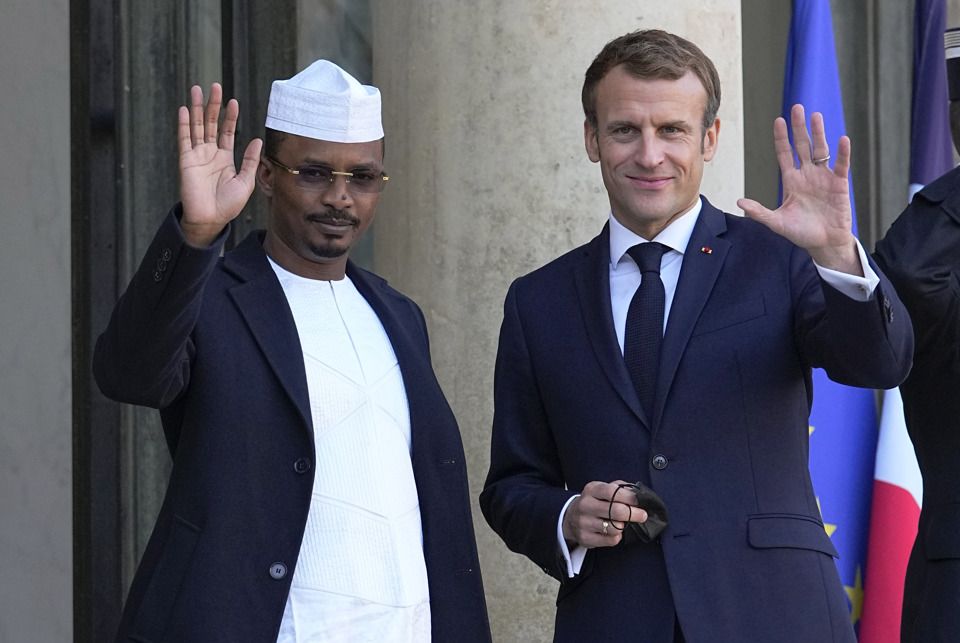 Tổng thống l&acirc;m thời của Chad Mahamat Idriss Deby v&agrave; Tổng thống Ph&aacute;p Emmanuel Macron tại Cung điện Elysee ở Paris. Nguồn:&nbsp;Al Jazeera