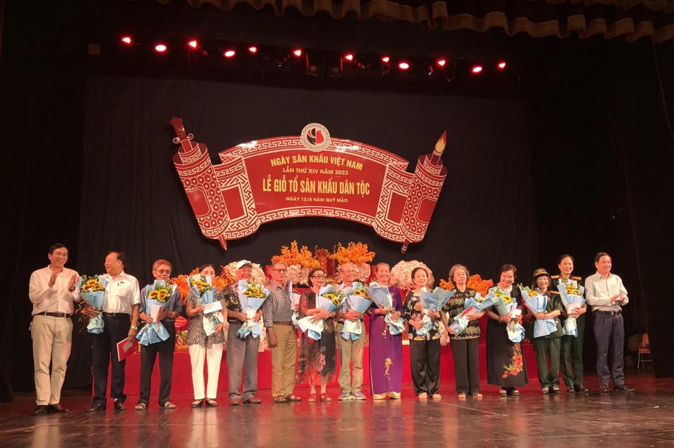 Các hội viên Hội Nghệ sĩ Sân khấu Việt Nam tham dự buổi lễ. Ảnh: Tùng Long