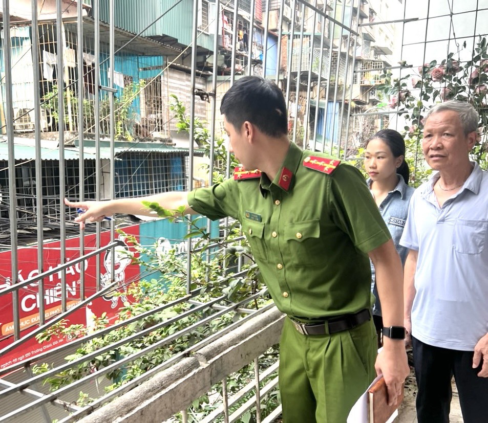 C&ocirc;ng an phường Phương Mai&nbsp;tuy&ecirc;n truyền, vận động Nh&acirc;n d&acirc;n mở lối tho&aacute;t nạn thứ 2 tại c&aacute;c khu tập thể cũ.