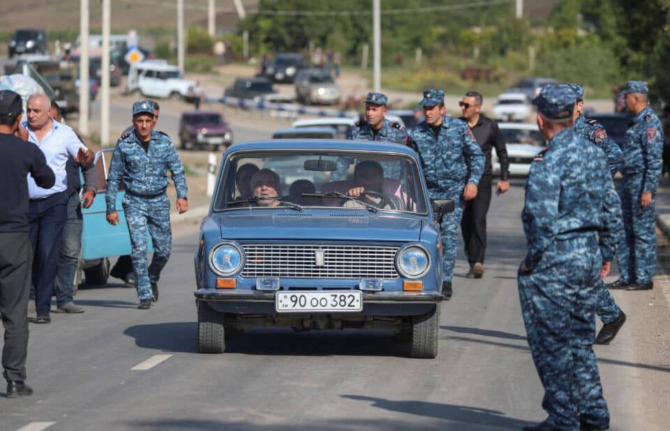 Người Armenia di cư ồ ạt khỏi khu vực Nagorno-Karabakh. Ảnh: Reuters.