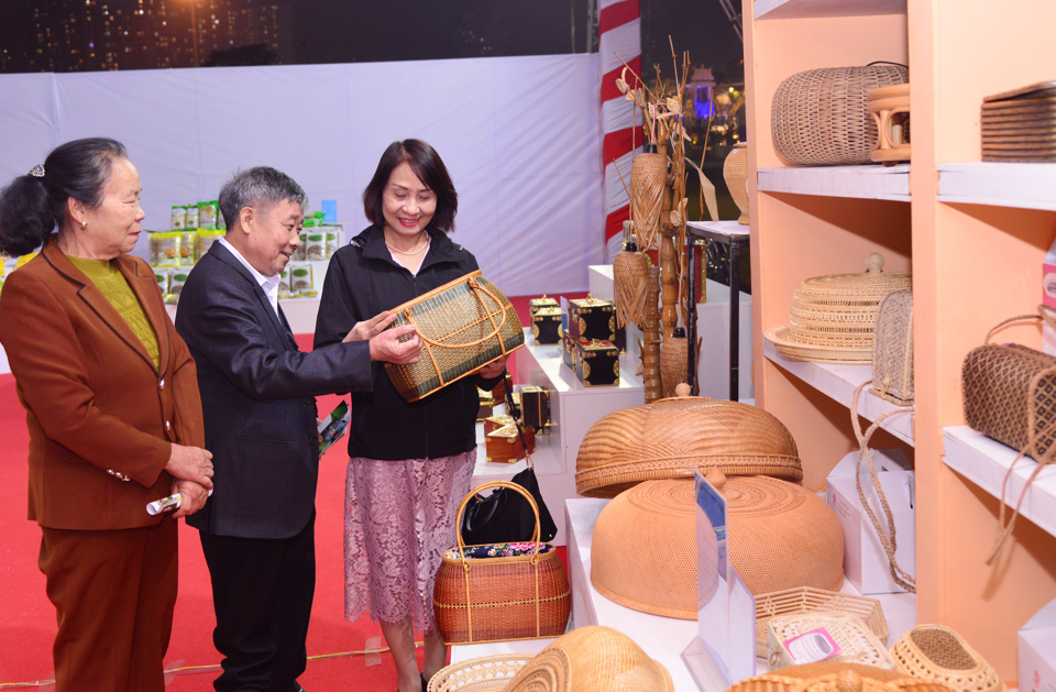 Người tiêu dùng mua sản phẩm OCOP tại Festival sản phẩm nông nghiệp Hà Nội. Ảnh: Phạm Hùng
