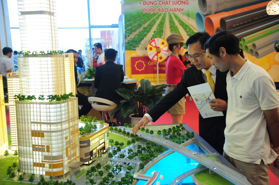 Nhà đầu tư tham khảo thông tin một dự án bất động sản tại Hà Nội. Ảnh: Phạm Hùng