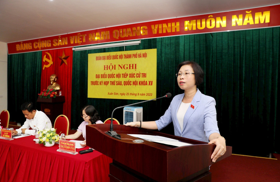 Phó Trưởng đoàn chuyên trách Đoàn đại biểu Quốc hội thành phố Hà Nội Phạm Thị Thanh Mai tiếp thu ý kiến của cử tri. Ảnh: Tiến Thành