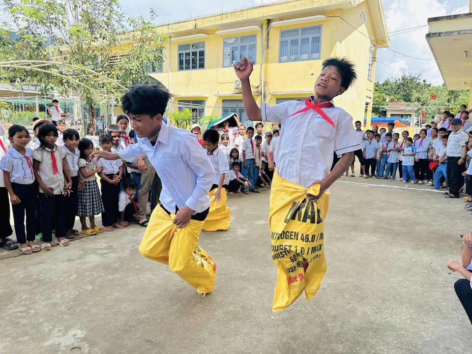 Học sinh phấn khởi tham gia tr&ograve; chơi nhảy bao bố.