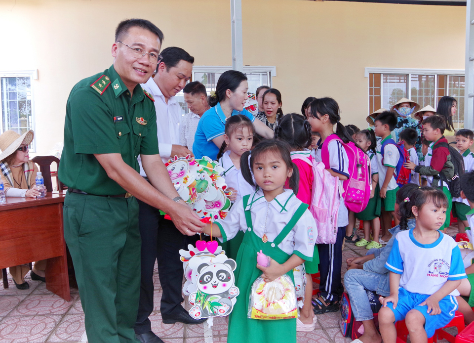 Trung t&aacute; V&otilde; Minh Đương - Ph&oacute; Chủ nhiệm Ch&iacute;nh trị Bộ đội Bi&ecirc;n ph&ograve;ng tỉnh C&agrave; Mau tặng qu&agrave; Trung thu cho học sinh Trường Tiểu học 2 Đ&ocirc;ng Hưng.