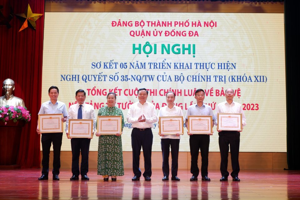 L&atilde;nh đạo quận Đống Đa trao Giấy khen cho c&aacute;c đơn vị đạt th&agrave;nh t&iacute;ch trong cuộc thi tại quận Đống Đa.