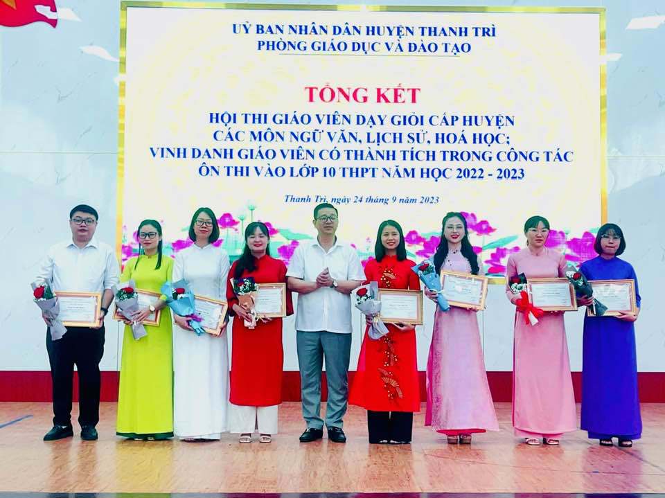 Ph&oacute; Chủ tịch UBND huyện Thanh Tr&igrave; Nguyễn Văn Hưng trao giấy khen cho c&aacute;c gi&aacute;o vi&ecirc;n dạy giỏi cấp huyện.