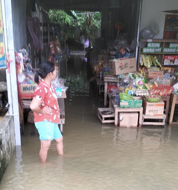 Mưa lớn v&agrave; lốc khiến nước ti&ecirc;u chậm, g&acirc;y ngập &uacute;ng nh&agrave; d&acirc;n tại Thanh Chương&nbsp;