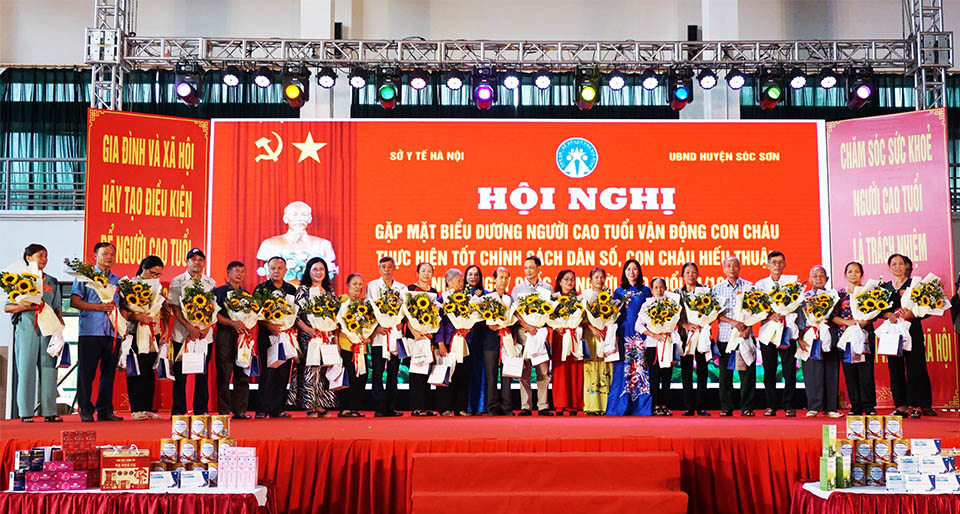 H&ocirc;̣i nghị gặp mặt, biểu dương người cao tuổi với mong muốn t&ocirc;n vinh những đ&oacute;ng g&oacute;p của người cao tuổi trong gia đ&igrave;nh v&agrave; x&atilde; hội, bằng kinh nghiệm của m&igrave;nh người cao tuổi đ&atilde; v&agrave; đang c&ugrave;ng thế hệ trẻ tạo nền tảng vững chắc để x&acirc;y dựng v&agrave; ph&aacute;t triển đất nước.