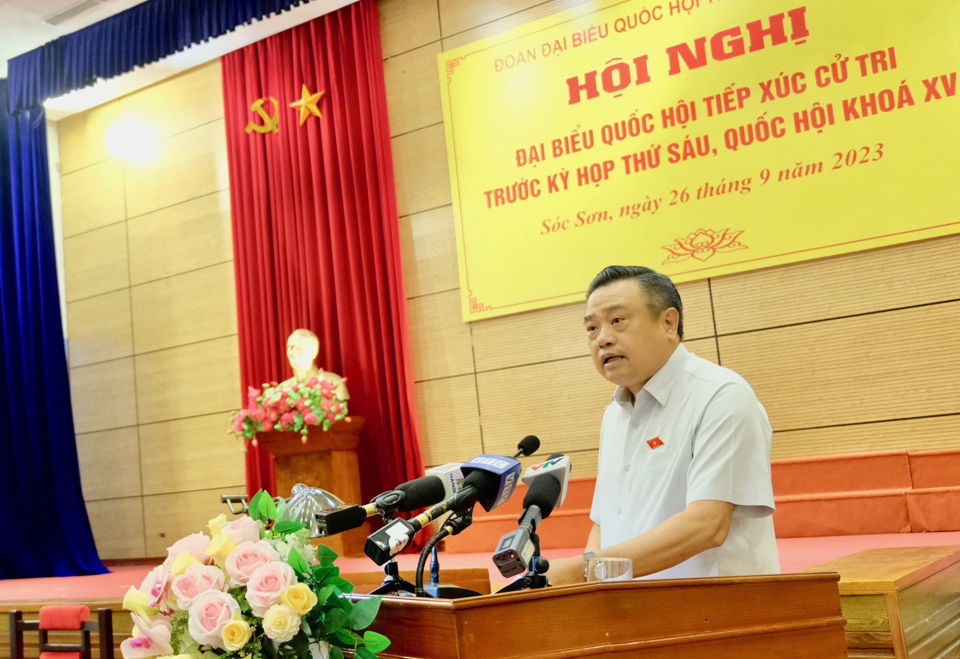 Chủ tịch UBNDTP Hà Nội Trần Sỹ Thanh phát biểu tại buổi tiếp xúc cử tri. Ảnh: Trọng Tùng