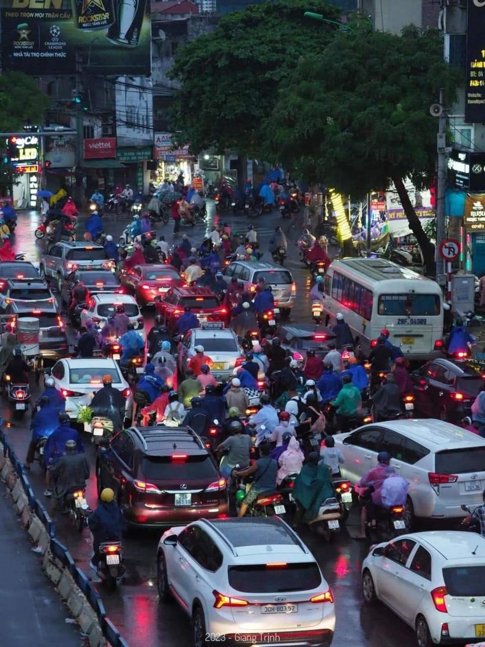 Hà Nội: Ùn tắc kéo dài trên nhiều tuyến phố, người dân "chôn chân" trong mưa - Ảnh 3