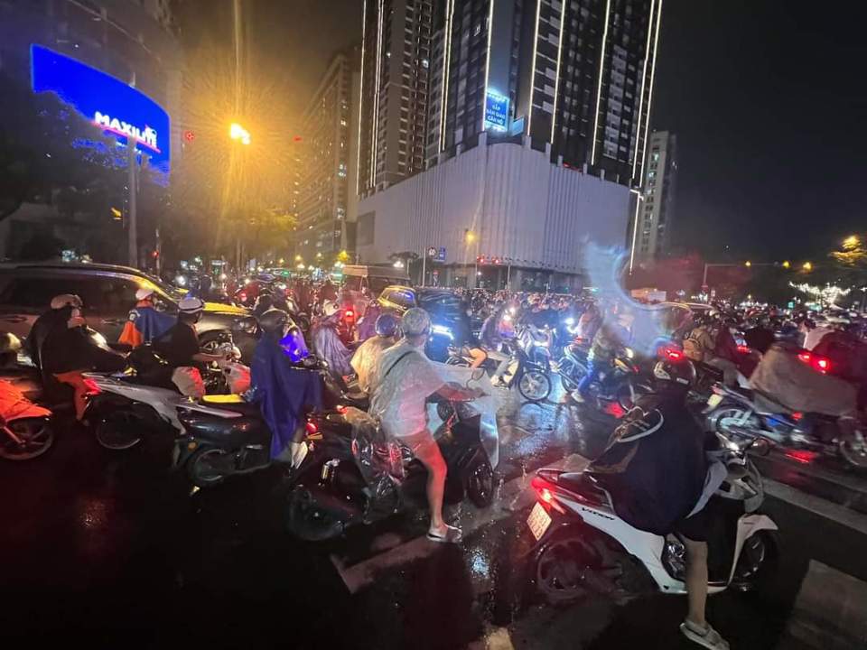 Hà Nội: Ùn tắc kéo dài trên nhiều tuyến phố, người dân "chôn chân" trong mưa - Ảnh 1