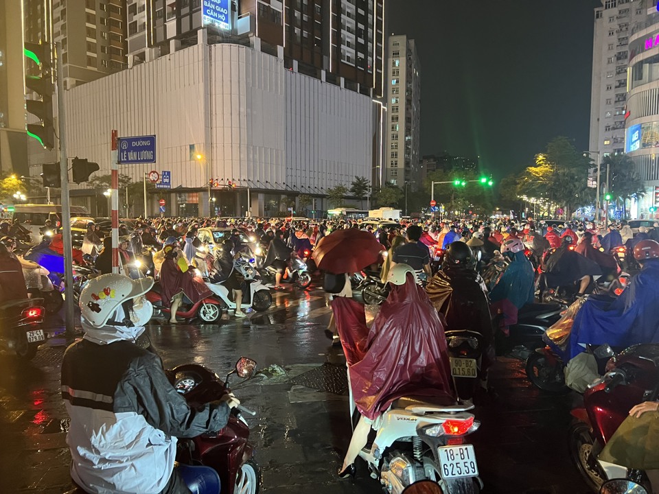 Hà Nội: Ùn tắc kéo dài trên nhiều tuyến phố, người dân "chôn chân" trong mưa - Ảnh 2