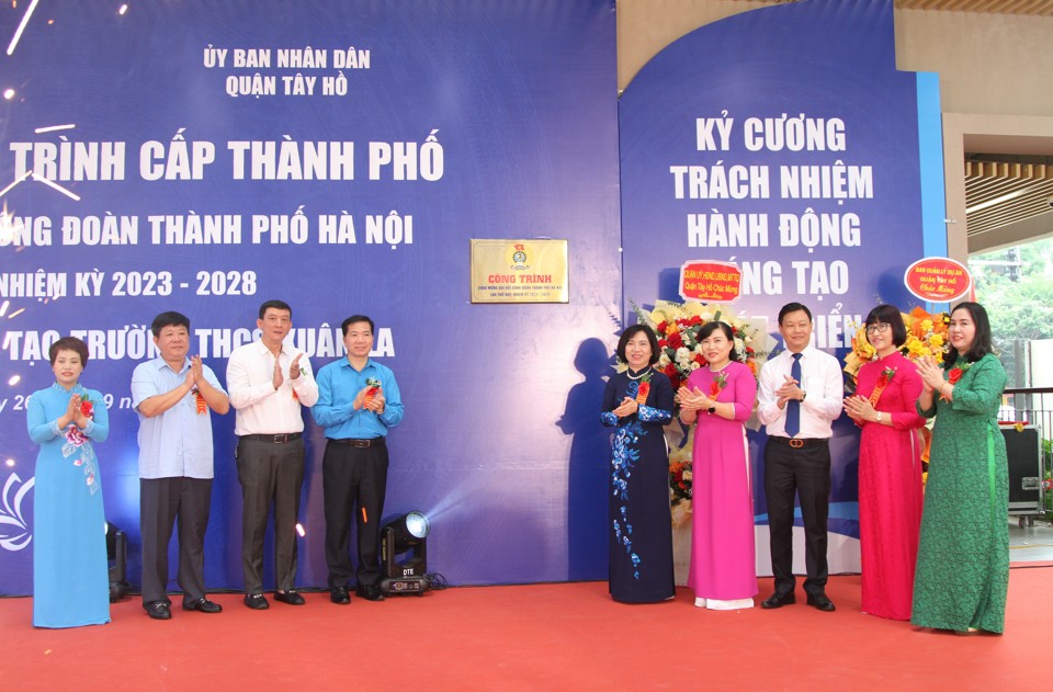 L&atilde;nh đạo Li&ecirc;n đo&agrave;n lao động th&agrave;nh phố v&agrave; quận T&acirc;y Hồ thực hiện nghi lễ gắn biến c&ocirc;ng tr&igrave;nh ch&agrave;o mừng&nbsp;Đại hội C&ocirc;ng đo&agrave;n th&agrave;nh phố H&agrave; Nội lần thứ XVII, nhiệm kỳ 2023 - 2028.