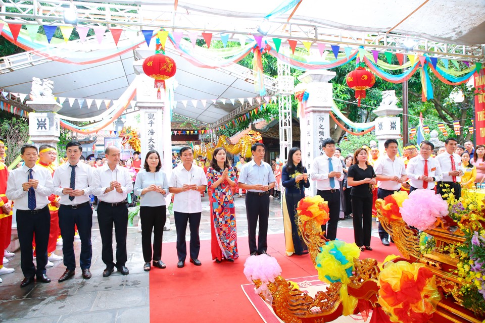 L&atilde;nh đạo quận Cầu Giấy v&agrave; phường Dịch Vọng thắp hương tại lễ hội.