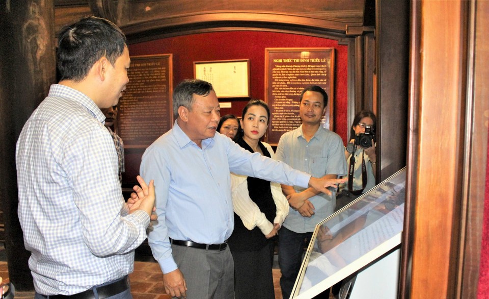 Phó Bí thư Thành ủy Nguyễn Văn Phong tham quan nhà trưng bày Thái Học. Ảnh: Trần Long
