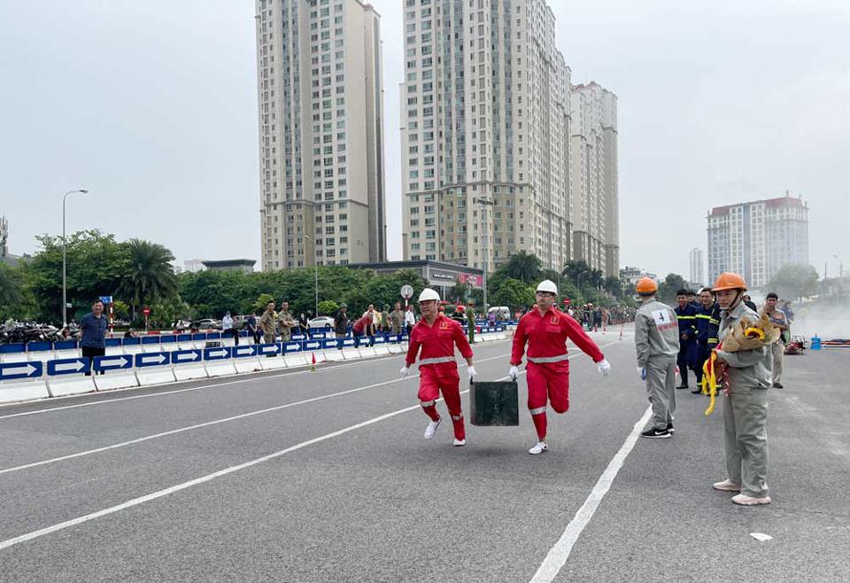 C&aacute;c Tổ li&ecirc;n gia, Đội PCCC thực hiện nghiệp vụ cứu hộ t&agrave;i sản.