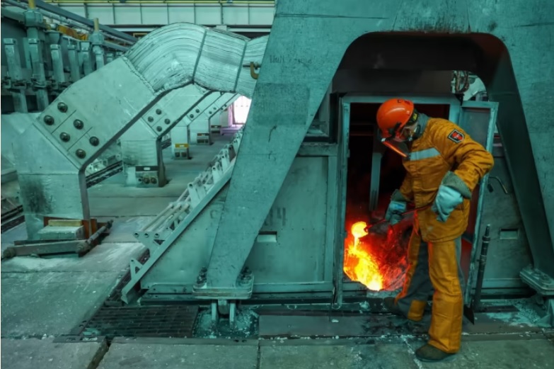 Một nh&agrave; m&aacute;y luyện nh&ocirc;m Rusal ở Sayanogorsk. Ảnh: Bloomberg.&nbsp;