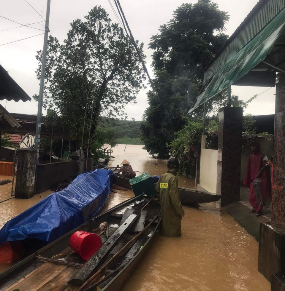 Đến s&aacute;ng nay mưa vẫn chưa dứt, nước lũ tiếp tục d&acirc;ng, một số địa b&agrave;n trọng yếu, nguy cơ ngập &uacute;ng được lực lượng chức năng hỗ trợ di dời d&acirc;n v&agrave; đồ đạc.